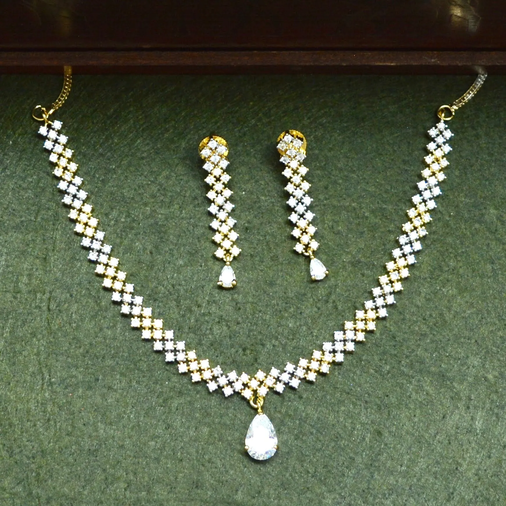 Pearlfect Sleek AD Necklace Set