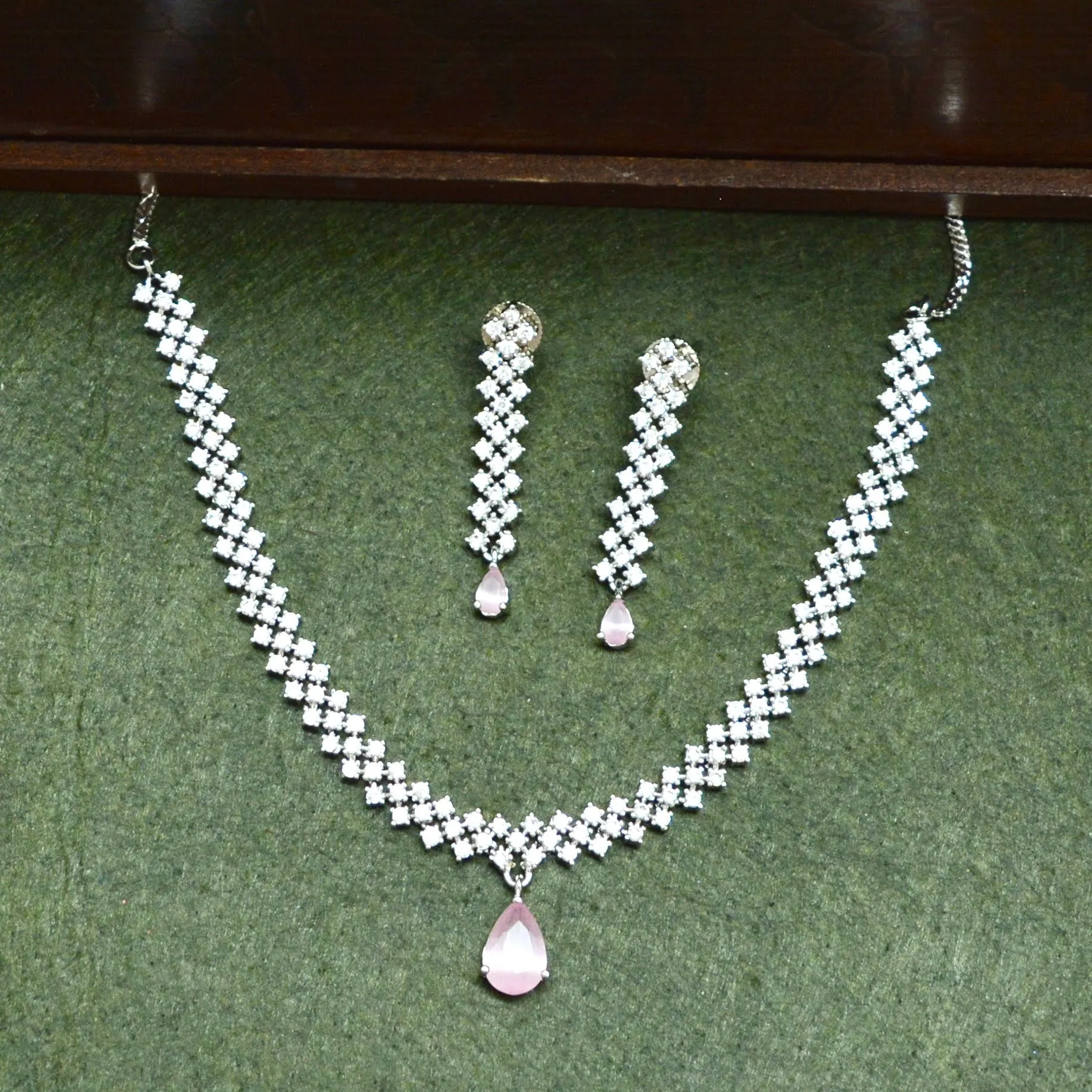 Pearlfect Sleek AD Necklace Set